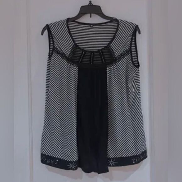 Black and white sleeveless shell blouse - Picture 1 of 8